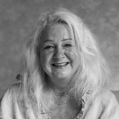 Portrait d'une résidente d'EMS souriante - projet Mon Héritage