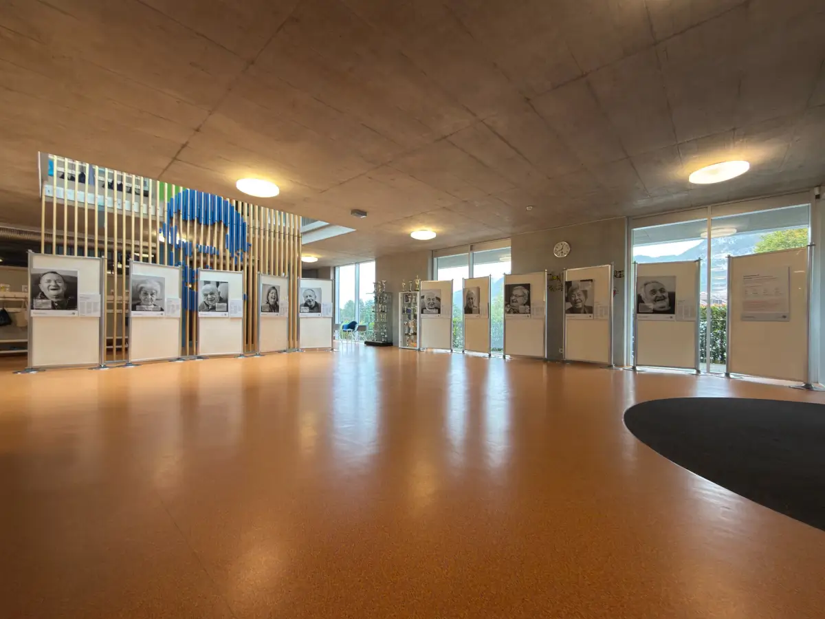 Les dix portraits de l’exposition Mon Héritage dans le hall de l’Institut Catholique la Salésienne, à Veyrier