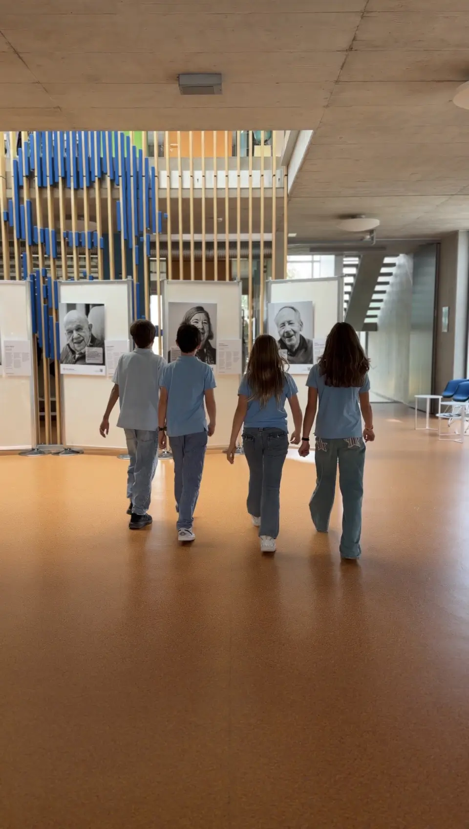Des élèves découvrent l’exposition (photo : Institut Catholique la Salésienne)