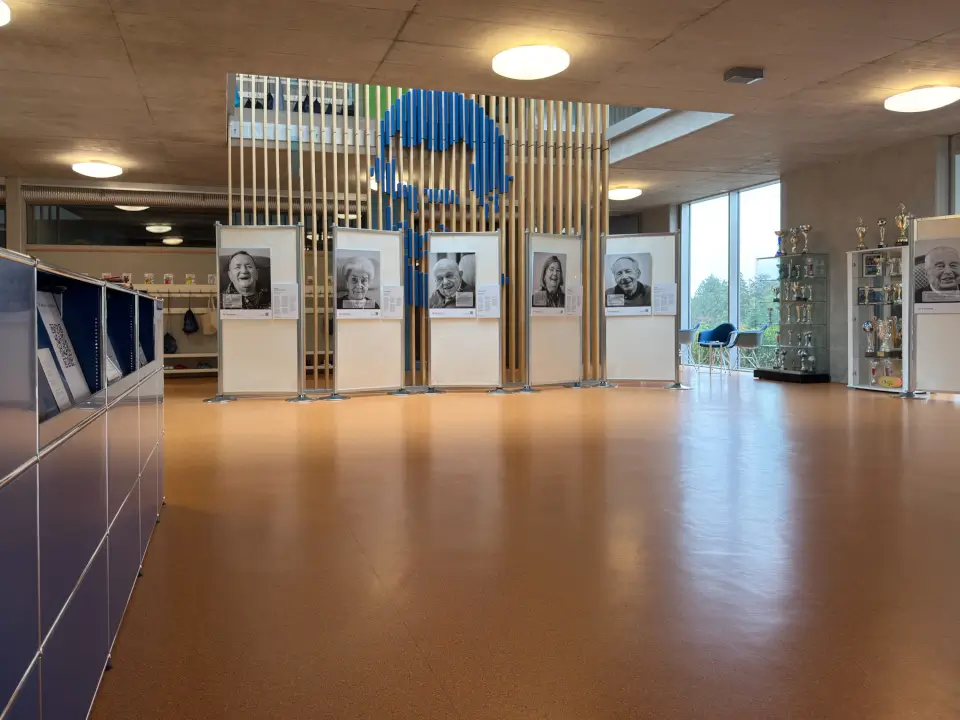 Les panneaux installés dans le hall, lieu de passage des parents et des classes