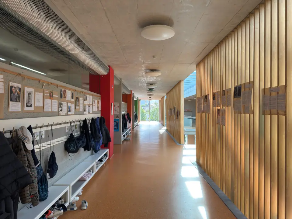 Le couloir de l’étage, avec l’exposition des élèves