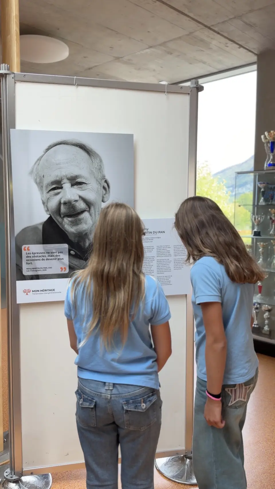 Deux élèves devant le portrait de Rémy Martin Du Pan (photo : Institut Catholique la Salésienne)