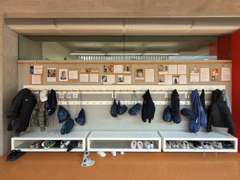 L’exposition des élèves de dernière année de primaire : les témoignages de leurs grands-parents, accrochés à l’étage