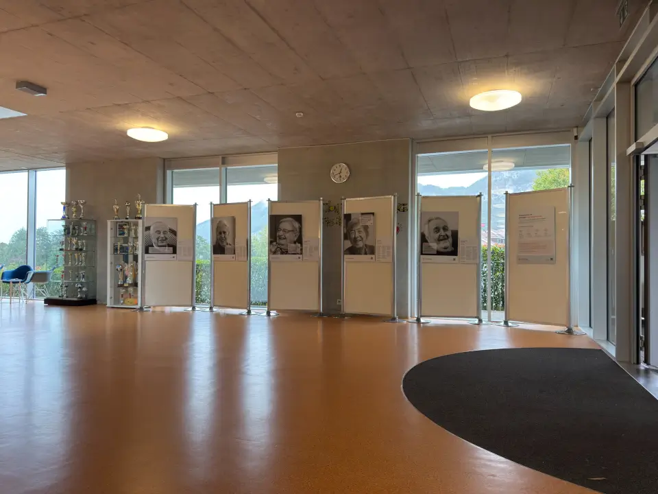 Les portraits et le panneau de présentation du projet, côté entrée